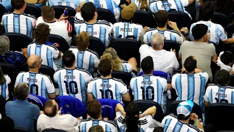 Diversos torcedores da Argentina vestindo a camisa de Lionel Messi — Foto: Reuters