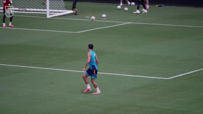 Confira esta divertida ação de Ferran Torres e Pedri durante um treino da Espanha antes do confronto contra o Uruguai pela fase de grupos da Copa do Mundo.