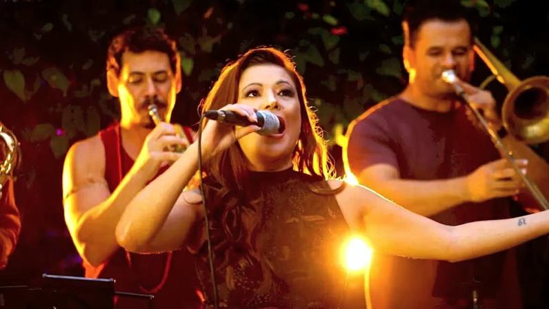 Chinela Voadora apresenta audiovisual ao vivo em SP com groove e poesia urbana