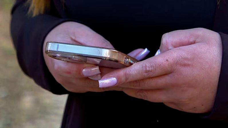 Close-up de mãos segurando e utilizando um smartphone