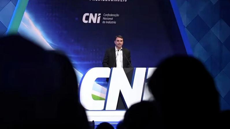 O senador e pré-candidato Flávio Bolsonaro recuou de fim da reforma para redução de impostos
