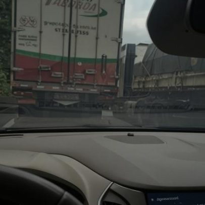 Engavetamento envolvendo quatro carretas e um carro gera 8 km de fila em SP