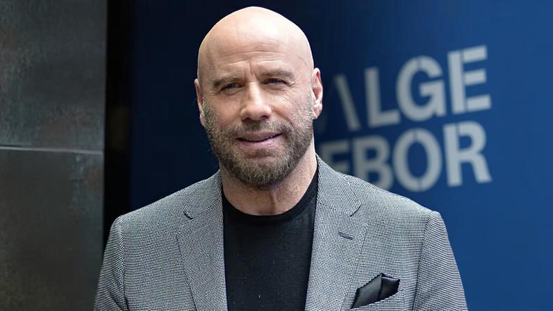 John Travolta comenta perda da esposa e do filho, dizendo que a vida o testou