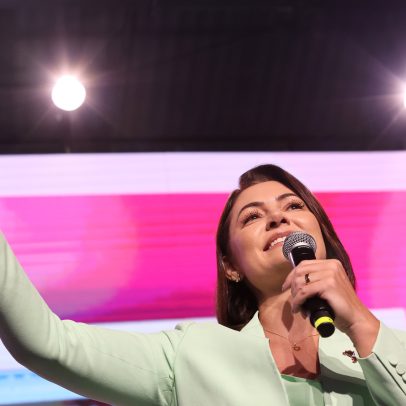 Michelle coloca candidatura em xeque e afirma apoiar Flávio Bolsonaro no momento