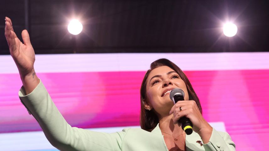 Michelle coloca candidatura em xeque e afirma apoiar Flávio Bolsonaro no momento