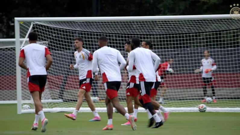 A seleção alemã realizou um treino em clima leve enquanto finalizava a preparação para o confronto contra o Paraguai pelos 16 avos de final da Copa do Mundo, em Boston.