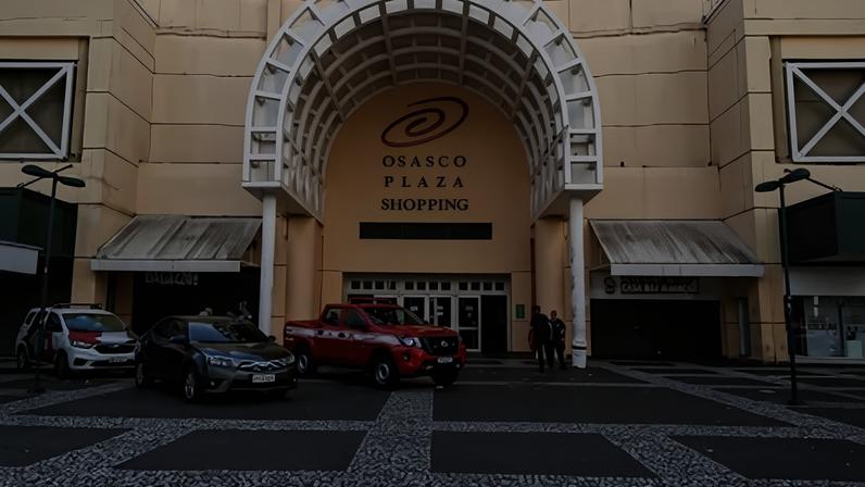 Movimentação de bombeiros e paramédicos no entorno do Osasco Plaza Shopping, em Osasco, na Grande São Paulo, onde parte do teto do centro comercial desabou próximo à praça de alimentação e do cinema