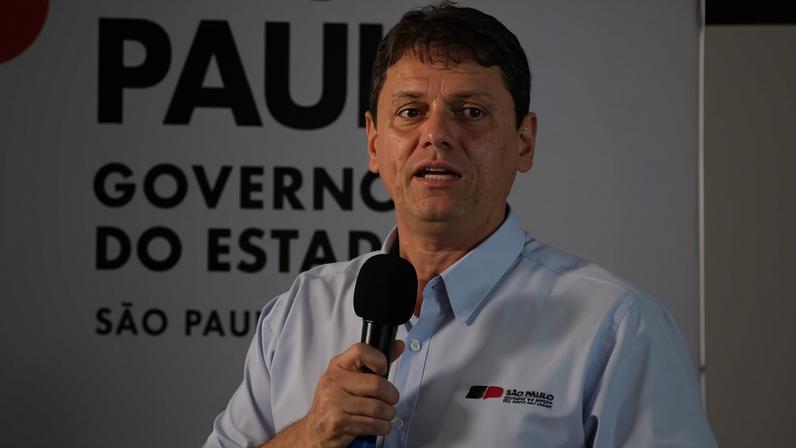 O governador de São Paulo, Tarcísio de Freitas (Republicanos), entrega nesta quinta-feira, 11 de dezembro de 2025, 354 apartamentos do Programa Casa Paulista, em Carapicuíba, na Grande São Paulo. As unidades entregues são destinadas a famílias que viviam em condições precárias. Foto: Vinicius Nunes/Agência F8/Estadão Conteúdo