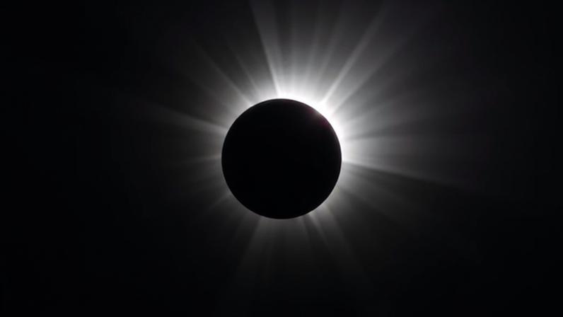 O fenômeno ocorre quando a Lua passa entre o Sol e a Terra, projetando uma sombra sobre o nosso planeta que bloqueia completamente a luz solar em algumas áreas do mundo