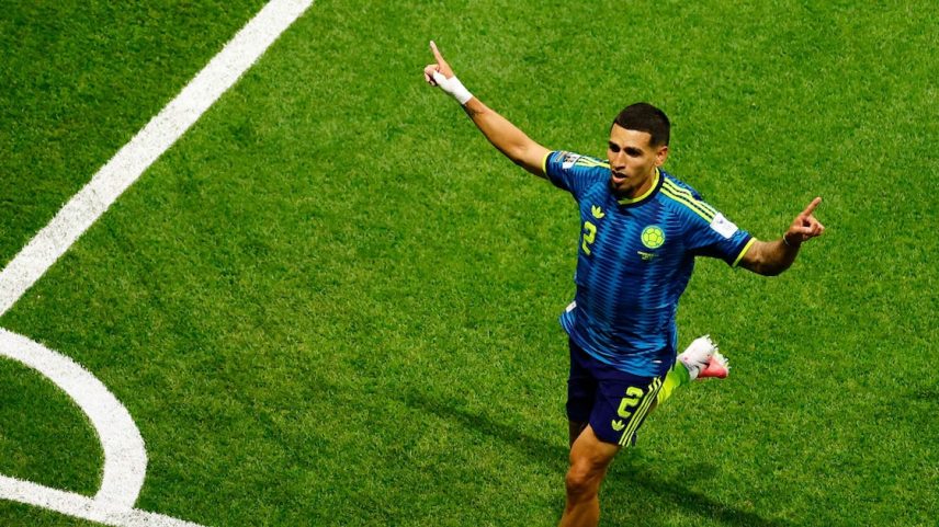 Daniel Munñoz celebra após marcar gol pela Colômbia contra a RD Congo.