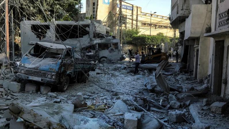 SOB ATAQUE - Destroços no sul do Líbano: bombardeio intenso de Israel no combate ao Hezbollah