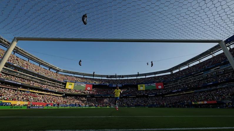 PRECISÃO - A bola com um chip interno: detalhes de todas as movimentações, o tempo todo (Mauro Pimentel/AFP)