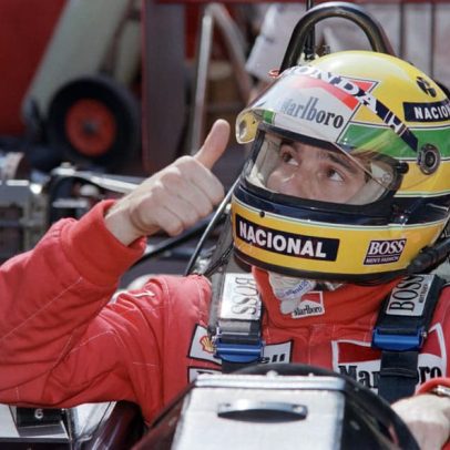 Ayrton Senna se envolve em acidente em Mônaco e volta para casa a pé