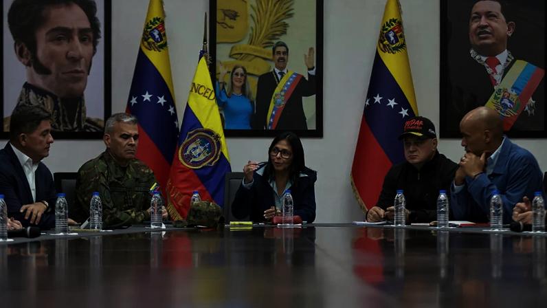 Reunião da presidente interina da Venezuela, Delcy Rodríguez (centro), com o ministro da Defesa, Vladimir Padrino López (2º à esq.), e do ministro das Relações Internas, Justiça e Paz, Diosdado Cabello (2º à dir.), na sede da vice-presidência, em Caracas. 04/01/2026 - (Imprensa do Palácio de Miraflores/AFP)