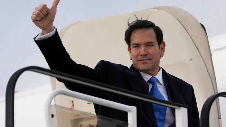 O secretário de Estado dos EUA, Marco Rubio, faz um sinal de positivo (Alex Brandon / POOL/AFP)