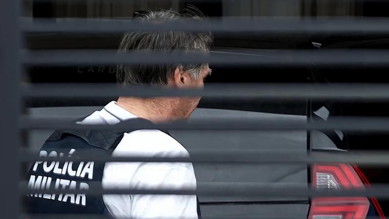 Jair Bolsonaro chega em casa para cumprir prisão domiciliar - 27/03/2026 (VINICIUS SCHMIDT / METROPOLES VIA/AFP)