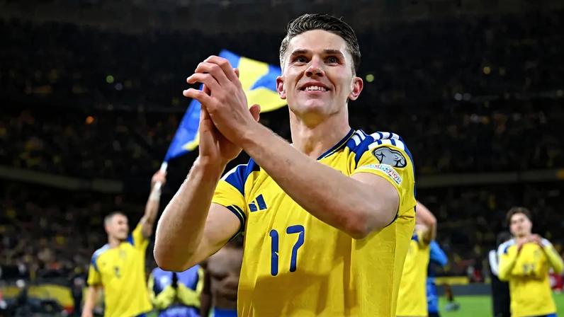 Craque da seleção sueca, Viktor Gyokeres comemora classificação (Foto: Jonathan Nackstrand / AFP)