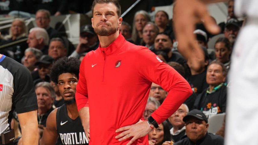 Tiago Splitter observa durante o jogo 2 entre Portland Trail Blazers e San Antonio Spurs pelos playoffs da NBA. (Foto: Jesse D. Garrabrant/NBAE via Getty Images/AFP)