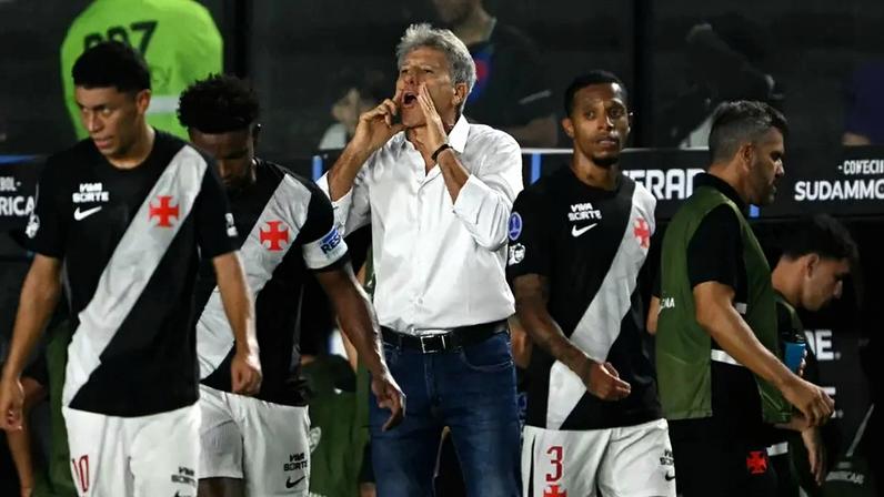 Renato Gaúcho e jogadores do Vasco durante partida contra o Barracas Central (Foto: Mauro Pimentel/AFP)