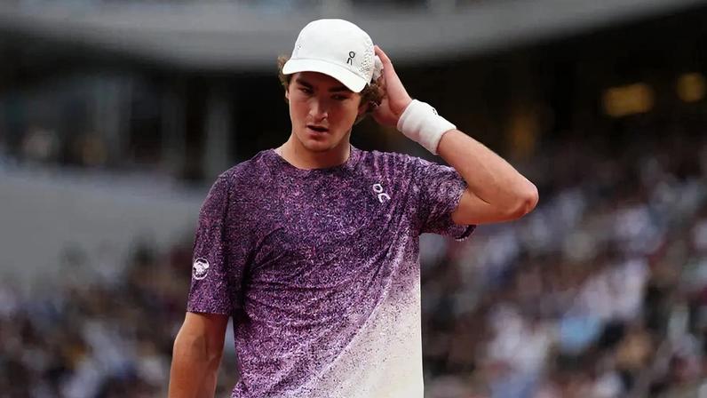 João Fonseca em ação contra Casper Ruud nas quartas de final de Roland Garros (Foto: DIMITAR DILKOFF / AFP)