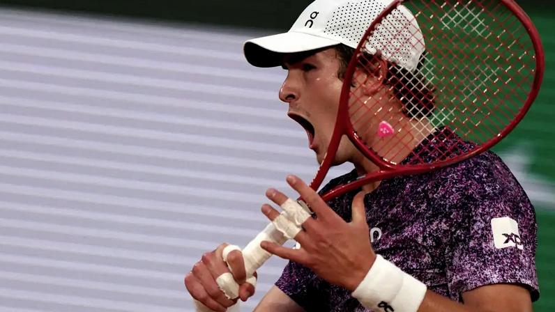 João Fonseca durante partida contra Casper Ruud nas oitavas de final de Roland Garros. 31/05/2026