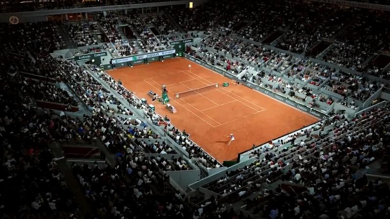 A quadra central de Roland Garros na vitória de João Fonseca sobre o norueguês Casper Ruud (Foto: Dimitar DILKOFF / AFP)