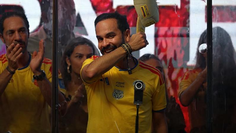 Abelardo de la Espriella discursa para apoiadores atrás de um vidro à prova de balas após a divulgação dos resultados do primeiro turno da eleição presidencial, em Barranquilla, na Colômbia (RODRIGO BUENDIA/AFP)
