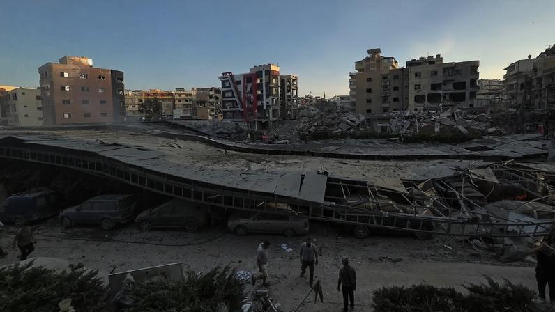 Pessoas se reúnem no local de um ataque israelense que atingiu as proximidades de um hospital na cidade de Tiro, no sul do Líbano, em 1º de junho de 2026 (KAWNAT HAJU/AFP)