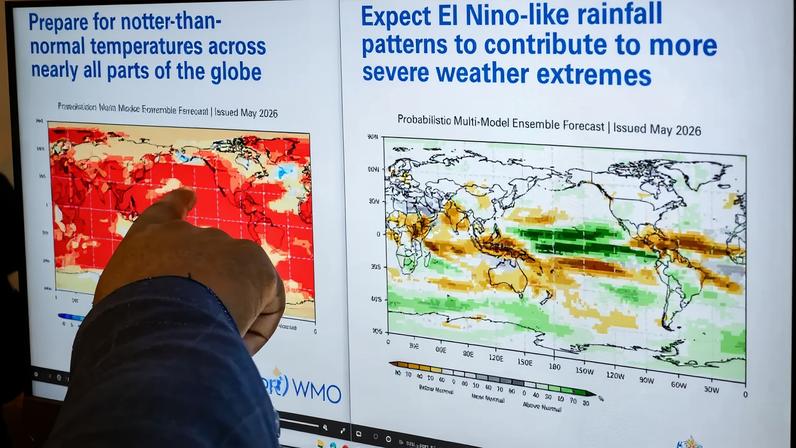 O chefe dos serviços de previsão climática da Organização Meteorológica Mundial (OMM), Wilfran Moufouma-Okia, aponta para gráficos exibidos na tela de um computador na sede da OMM em Genebra, em 1º de junho de 2026.