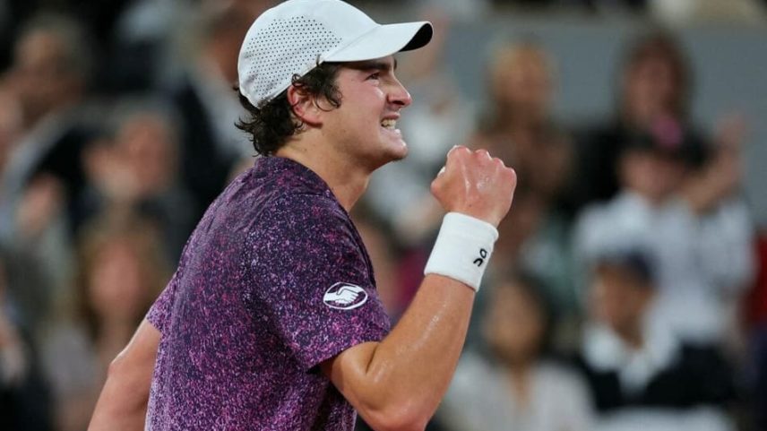 João Fonseca gesticula na derrota para o tcheco Jakub Mensik em Roland Garros (Foto: Thomas SAMSON / AFP)