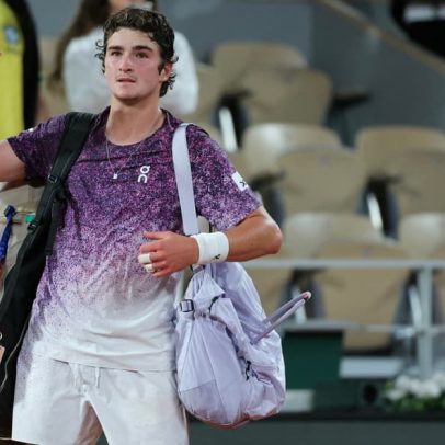 Roland Garros presta homenagem a João Fonseca após eliminação