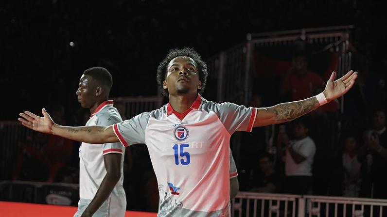 Jogador do Haiti usando o uniforme com mensagem política, de acordo com alegação da Fifa