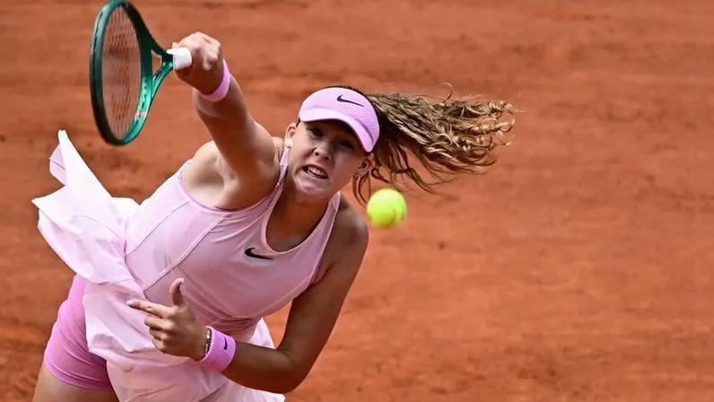 A russa Mirra Andreeva saca na vitória sobre a ucraniana Marta Kostyuk (Foto: JULIEN DE ROSA / AFP)