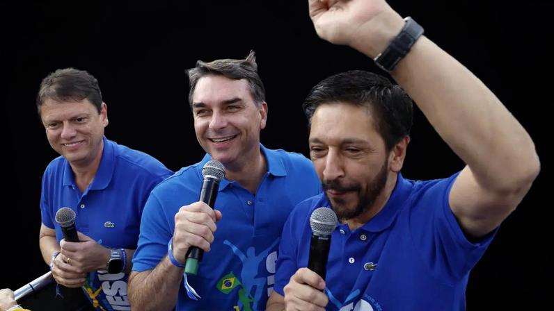 Tarcísio de Freitas, Flávio Bolsonaro e Ricardo Nunes na Marcha para Jesus em São Paulo - 04/06/2026 (MIGUEL SCHINCARIOL/AFP)