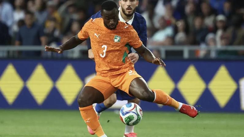 O zagueiro número 03 da Costa do Marfim, Ghislain Konan, controla a bola durante o amistoso internacional de futebol entre França e Costa do Marfim - (FRANCK FIFE/AFP)