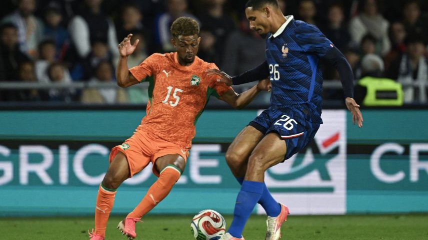 O atacante da Costa do Marfim Amad Diallo, e o zagueiro francês Maxence Lacroix disputam a bola durante o amistoso entre França e Costa do Marfim - (LOIC VENANCE/AFP)