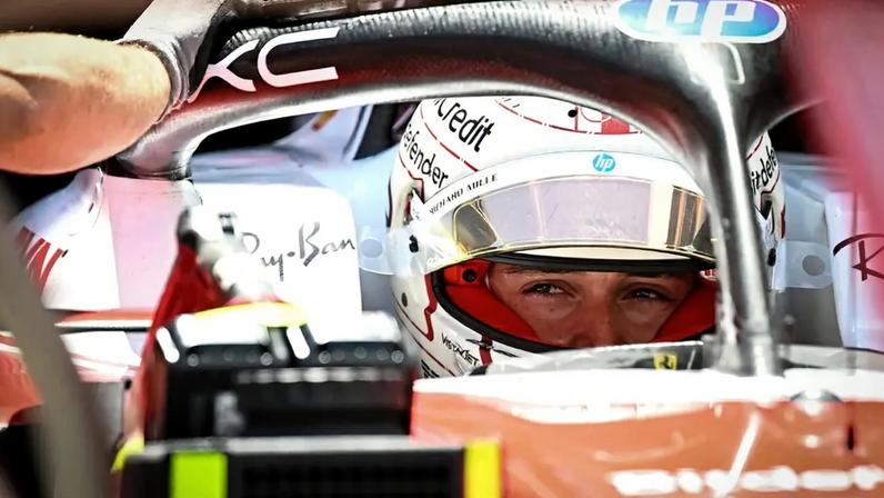 O piloto monegasco da Ferrari, Charles Leclerc, chega à garagem após participar do primeiro treino livre no circuito de rua de Mônaco, antes do Grande Prêmio de Mônaco de Fórmula 1 (Foto: Gabriel Bouys / Afp)