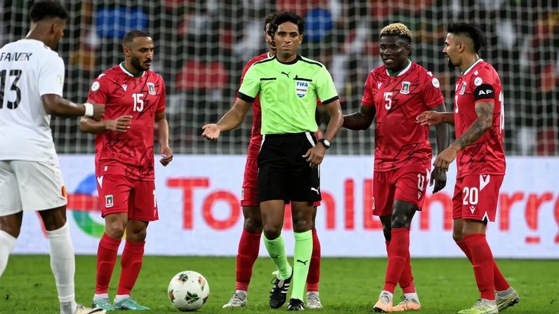 Árbitro Omar Artan em jogo entre Guiné Equatorial e Guiné (ISSOUF SANOGO/AFP)
