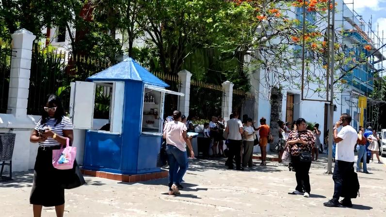 Trabalhadores evacuam prédios devido a um tremor causado por um terremoto no Golfo do México, em Havana, nesta segunda-feira, 8 (PABLO PORCIUNCULA/AFP)