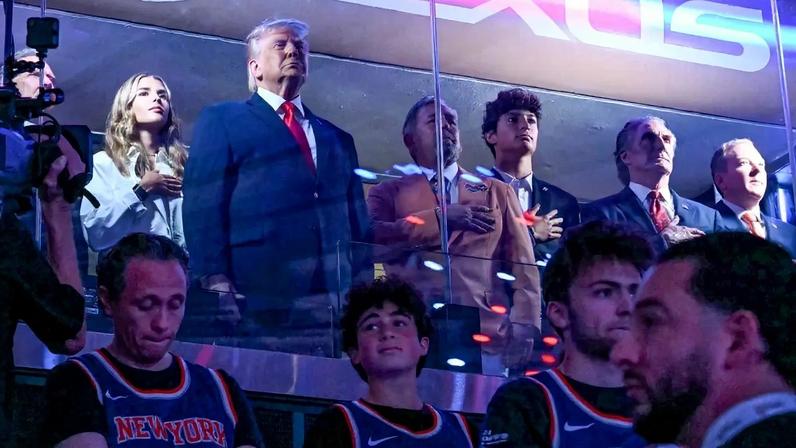 O presidente dos EUA, Donald Trump, com sua neta Kai Trump (à esquerda), o proprietário do Knicks, James Dolan (terceiro à esquerda), o secretário do Interior dos EUA, Doug Burgum (terceiro à direita), e o diretor da Agência de Proteção Ambiental, Lee Zeldin. (SAUL LOEB/AFP)