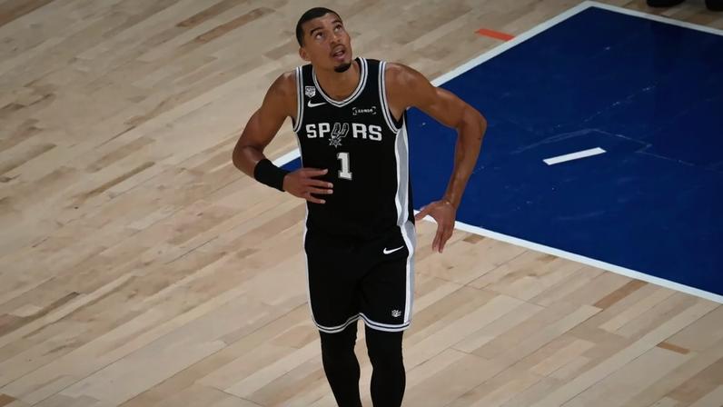 Wembanyama, dos Spurs, olha para o telão do Madison Square Garden no jogo 3 das finais da NBA (Foto: SAUL LOEB / AFP)