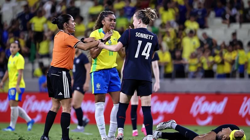 Kerolin, camisa 11 do Brasil, discutindo com árbitra e jogadora da seleção norte-americana (BAGGIO RODRIGUES/AGIF/AFP)