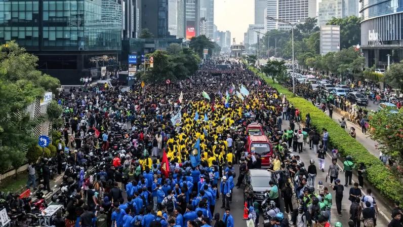 Esta imagem aérea mostra estudantes protestando para exigir a redução dos preços dos combustíveis e o fim do programa de merenda escolar gratuita, que consideram um foco de corrupção, em Jacarta, em 12 de junho de 2026