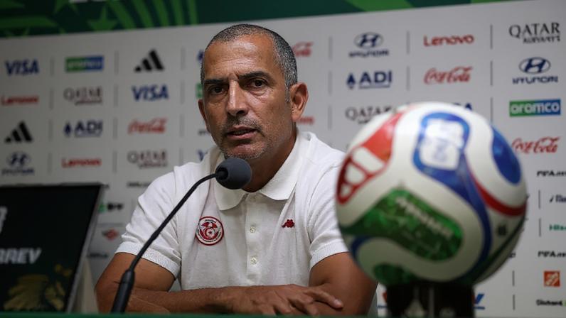 Lamouchi durante coletiva de imprensa antes da estreia da Tunísia na Copa do Mundo (Foto: Julio Cesar AGUILAR / AFP)