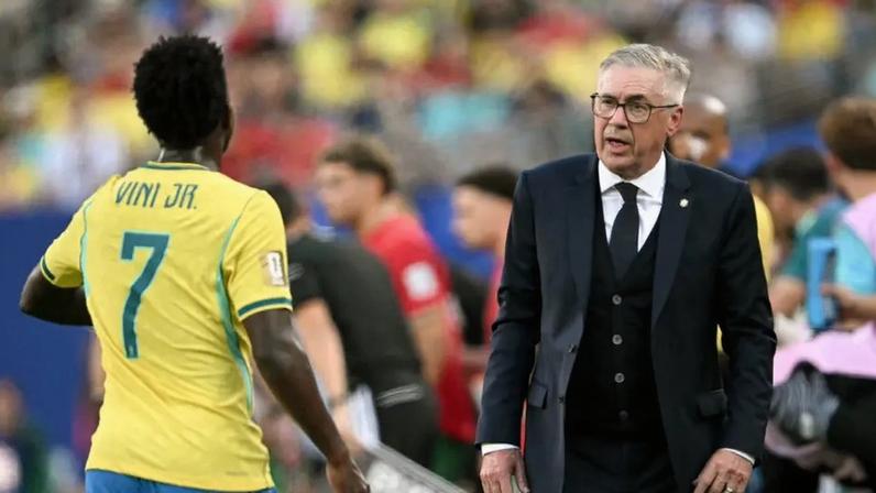 Ancelotti e Vini Jr na partida entre Brasil e Marrocos (Foto: MAURO PIMENTEL / AFP)