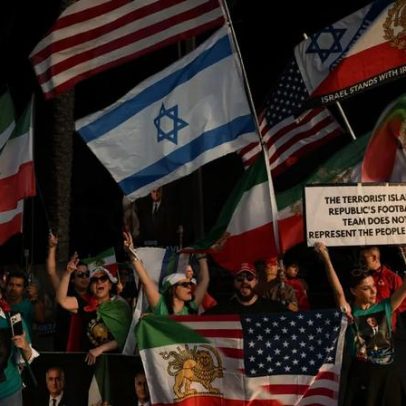 Protestos de iranianos na chegada da seleção aos EUA