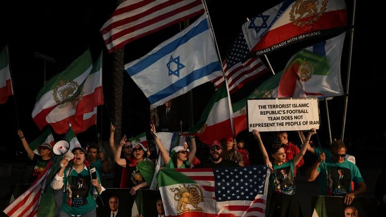Manifestantes empunharam a bandeira pré-revolução do Irã e cartazes contra o regime dos aiatolás, em Los Angeles (Patrick T. Fallon/AFP)