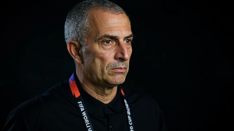 Sabri Lamouchi acompanha jogo entre Suécia e Tunísia (Foto: Julio Cesar AGUILAR / AFP)