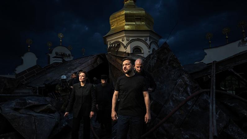 O presidente da Ucrânia, Volodymyr Zelensky e a primeira-ministra ucraniana, Yulia Svyrydenko, visitando a Catedral de Dormition, no complexo ortodoxo do Kyiv Pechersk Lavra, que foi atingido durante um ataque russo de mísseis e drones contra Kiev em 15 de junho de 2026.