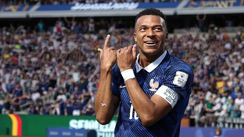 Kylian Mbappé comemora gol que abriu o placar para a França contra Senegal (Foto: CHARLY TRIBALLEAU / AFP)